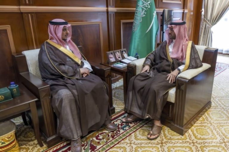 نائب أمير حائل يستعرض تقدم مشاريع أمانة المنطقة