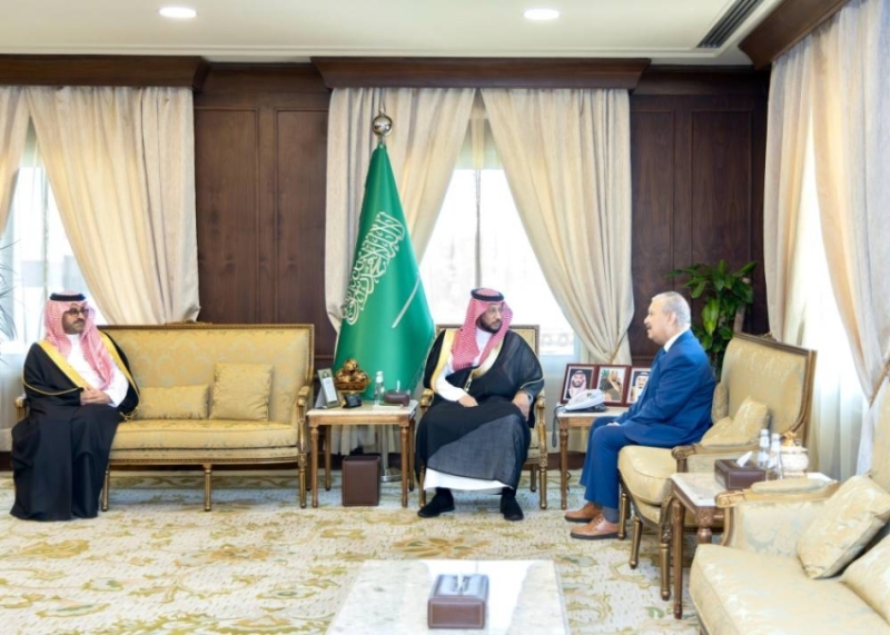 نائب أمير عسير يتناول مع قنصل الجزائر سُبل تعزيز العلاقات والتعاون