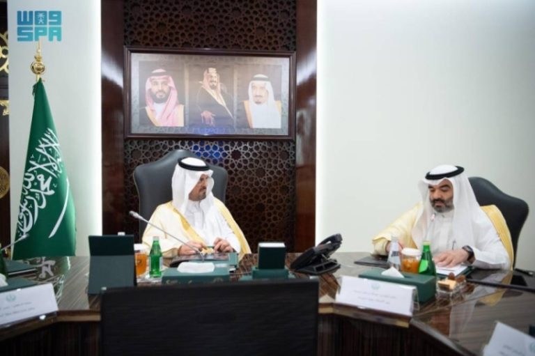 نائب أمير مكة يستعرض التقنيات الرقمية في المشاعر