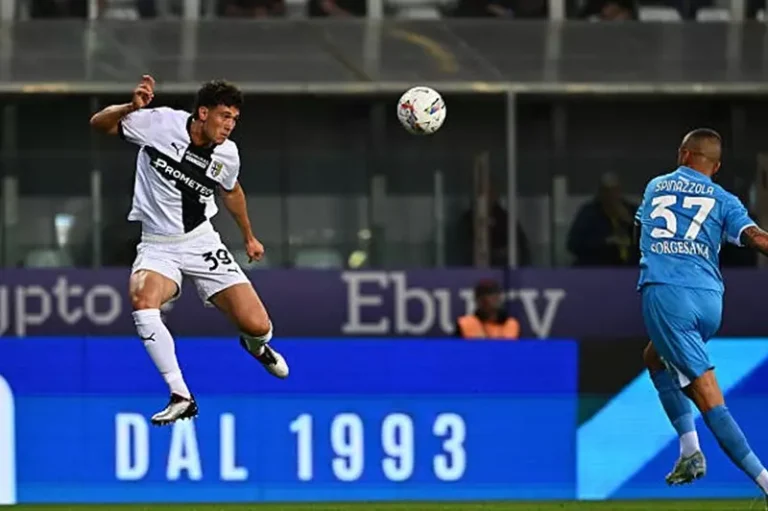 نابولي يتعثر بتعادل سلبي مع بارما في الدوري الإيطالي بعد هدية رفضها إنتر