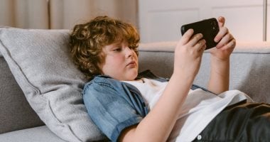 نبراسكا تشرع قانونًا للحد من وقت الأطفال على الإنترنت