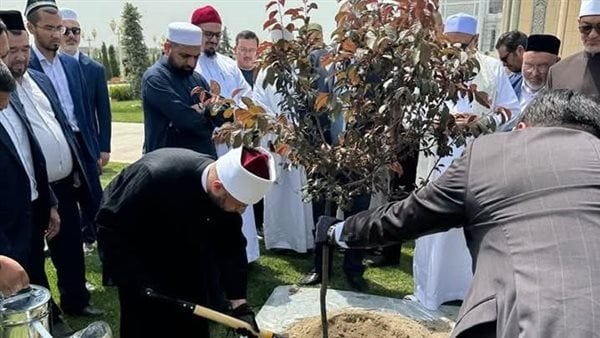 وزير الأوقاف يغرس شجرة في مرقد الإمام البخاري بسمرقند