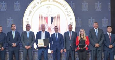 وزير الاستثمار يسلم 6 رخص ذهبية جديدة لمشروعات استثمارية