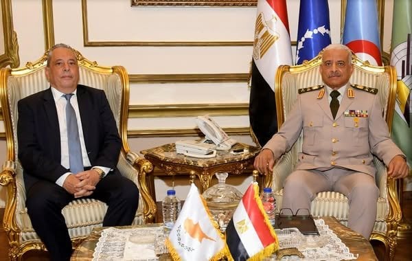 وزير الدفاع يعقد اجتماعًا مع نظيره القبرصي لتعزيز التعاون العسكري