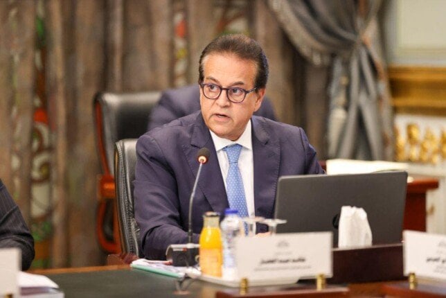 وزير الصحة يرفع بدل المهن الطبية إلى 1700 جنيه