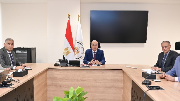 وزير الموارد المائية يناقش تأهيل نظام الري في وادي النقرة لمواجهة التغيرات المناخية