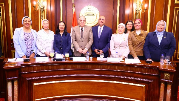 وزيرة التضامن تكشف: التركيز على الاقتصاد الرعائي لدعم الأسر المنتجة
وزيرة التضامن تستعرض: أهمية الاقتصاد الرعائي في دعم الحرف اليدوية
مايا مرسي توضح: المعارض الأسر المنتجة محور رئيسي في الوزارة