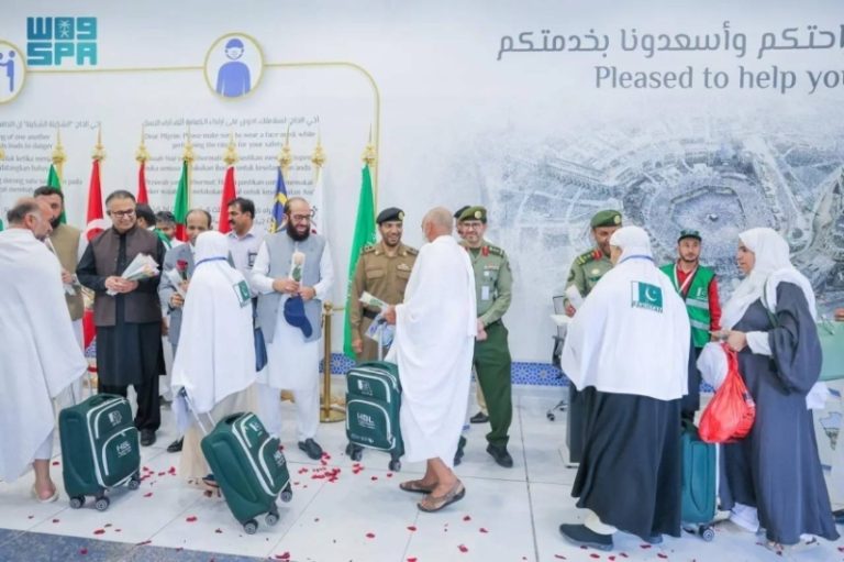 وصول أولى رحلات مبادرة “طريق مكة” إلى جدة من باكستان