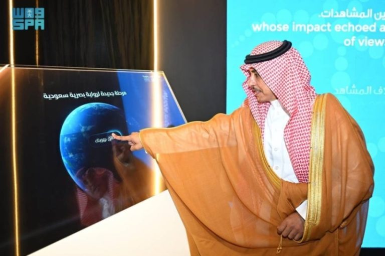 الدوسري يطلق منصة الصور السعودية للعالم