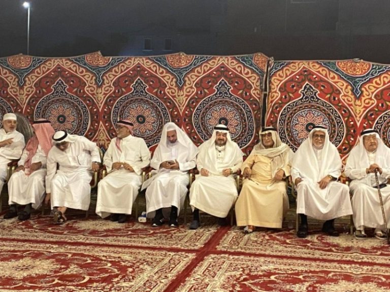 آل طيب يفتحون أبوابهم للمعزين في فقيدتهم
