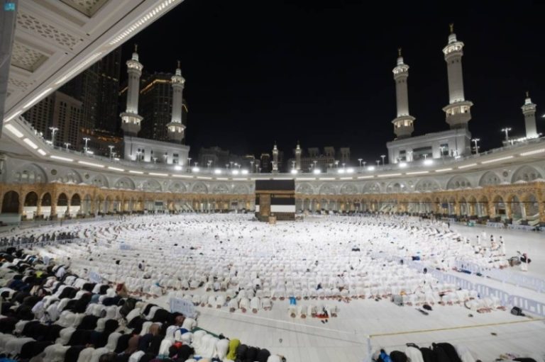 أجواء إيمانية تظلل ضيوف الرحمن خلال طواف الإفاضة