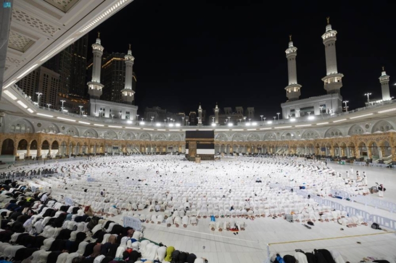 أجواء إيمانية تظلل ضيوف الرحمن خلال طواف الإفاضة
