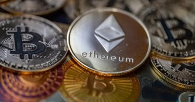 أسعار العملات المشفرة اليوم: ارتفاع “بيتكوين” بعد فترة خسائر