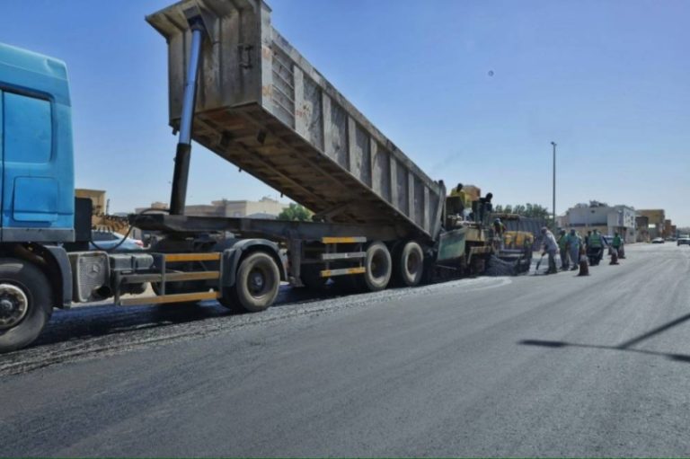 أعمال السفلتة مستمرة في حفر الباطن لتحسين البنية التحتية