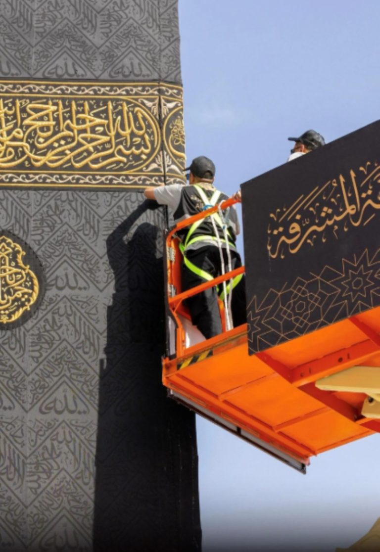 أعمال مراسم تغيير كسوة الكعبة المشرفة تواصل إرثها على مدى 100 عام