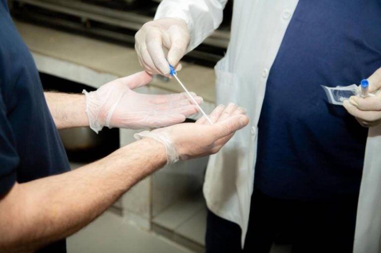 أمانة تبوك تحقق إنجازات في سلامة الغذاء ب208 زيارات ميدانية وسحب 923 عينة
