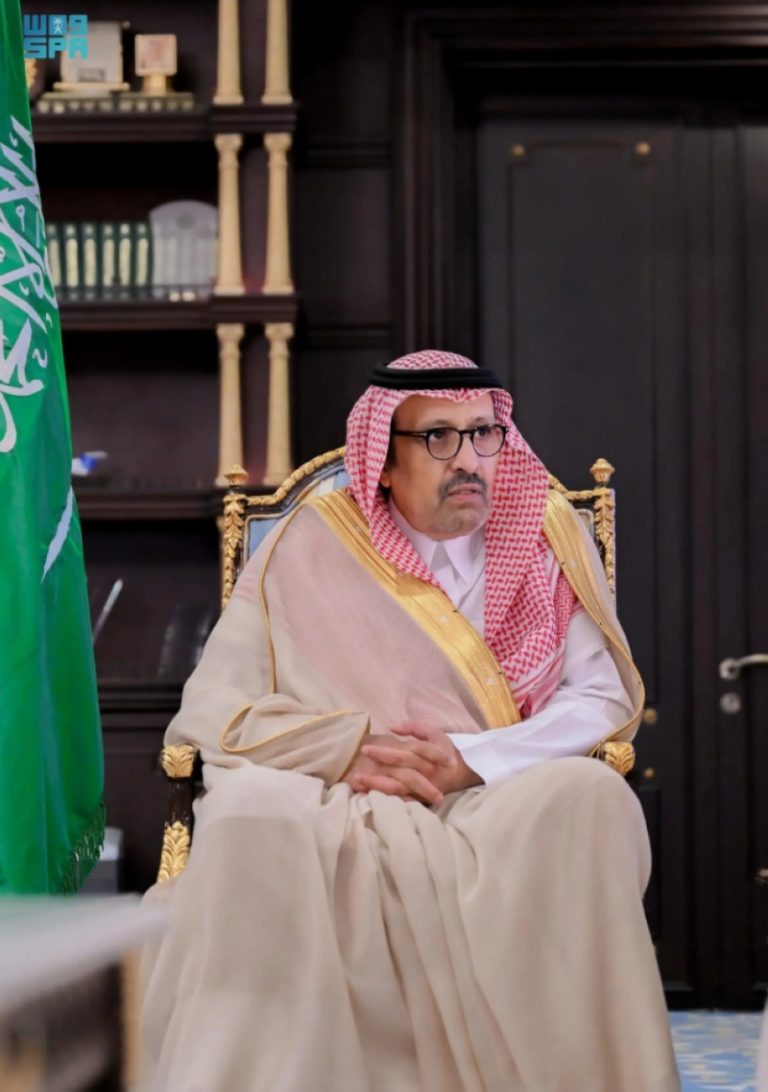 أمير الباحة يستعرض تقرير جمعية طرق حول موسم حج هذا العام
