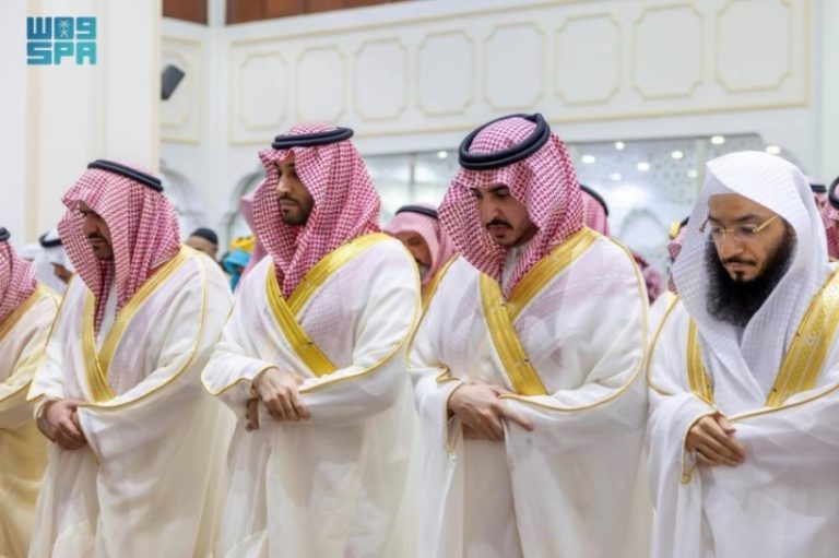 أمير الجوف ونائبه يشاركان في صلاة عيد الأضحى