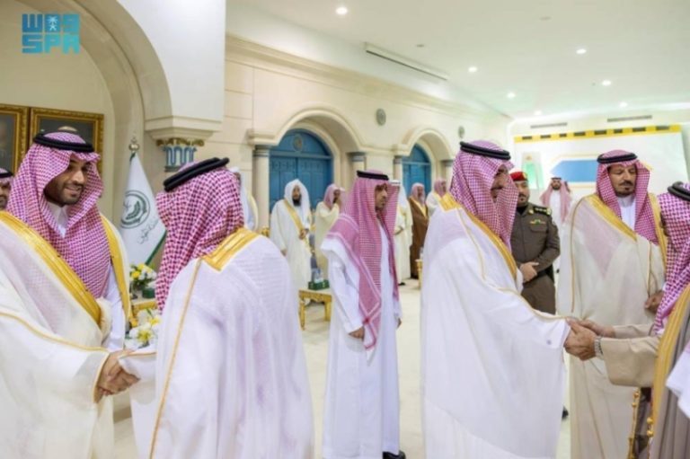 أمير الجوف يتلقى التهاني بعيد الأضحى
أمير منطقة الجوف يحتفي بالمهنئين بعيد الأضحى
استقبال أمير الجوف لمهنئي عيد الأضحى