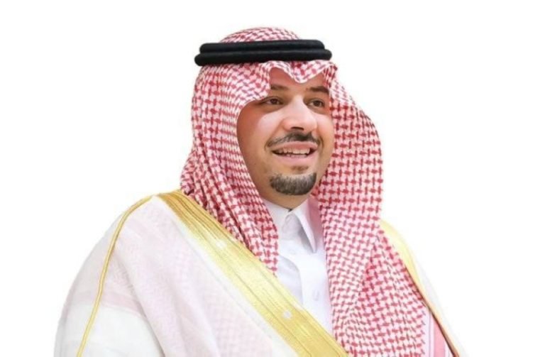 أمير الحدود الشمالية يراقب سير تنفيذ المرحلة الثانية لتوديع الحجاج عبر منفذ جديدة عرعر