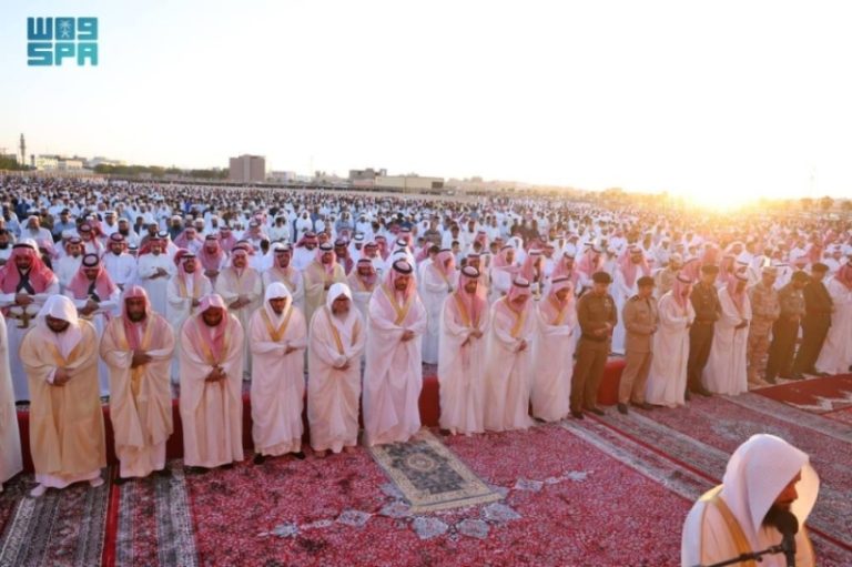أمير الحدود الشمالية يشارك في صلاة عيد الأضحى