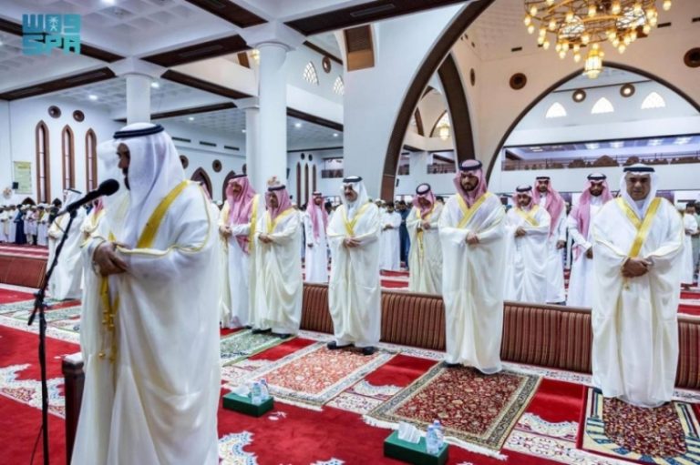 أمير الشرقية ونائبه يحتفلان بعيد الأضحى بصلاة جماعية