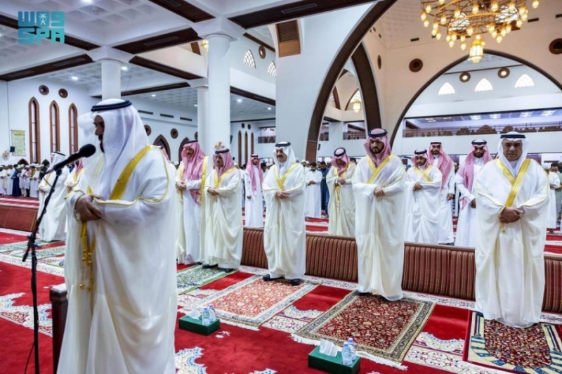 أمير الشرقية ونائبه يحتفلان بعيد الأضحى بصلاة جماعية