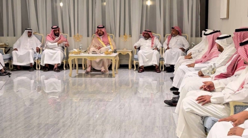 أمير المدينة المنورة يقدم عزاءه للهجاري وذويه في وفاة والدتهم
