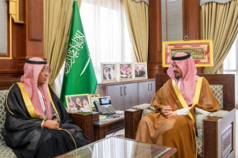 أمير المدينة يستعرض تقرير الإلزام البيئي