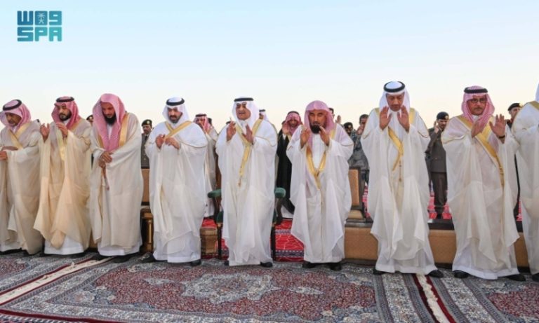 أمير تبوك ونائبه يشاركان في صلاة عيد الأضحى