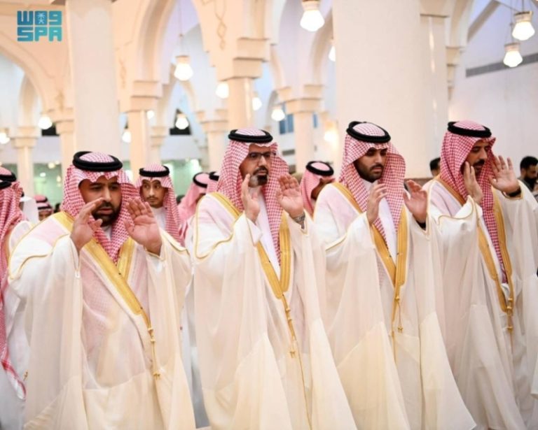 أمير جازان ونائبه يحتفلان بعيد الأضحى في صلاة جماعية