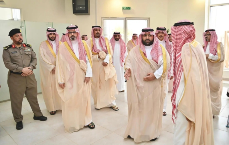 أمير جازان يزور مكتب الضمان الاجتماعي في جزر فرسان