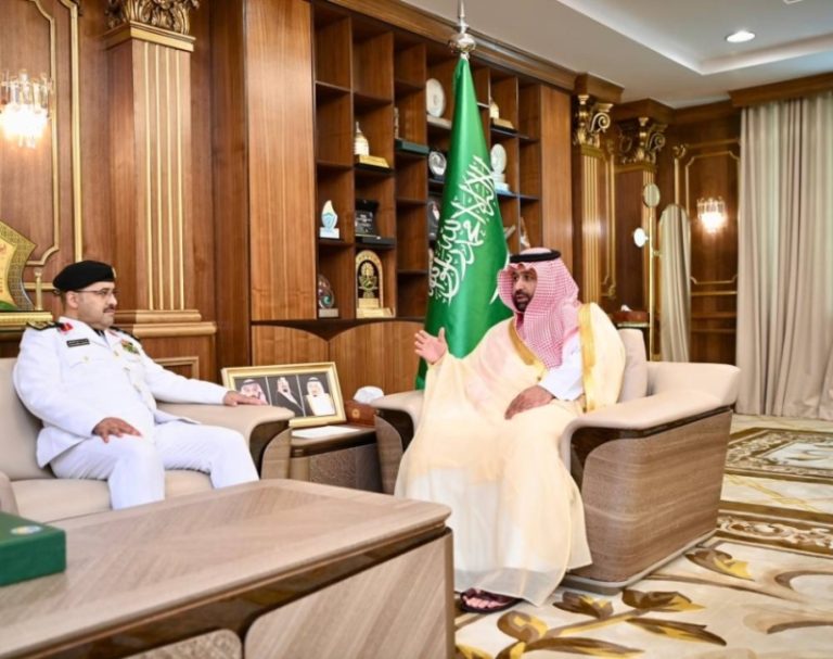 أمير جازان يستعرض إنجازات حرس الحدود