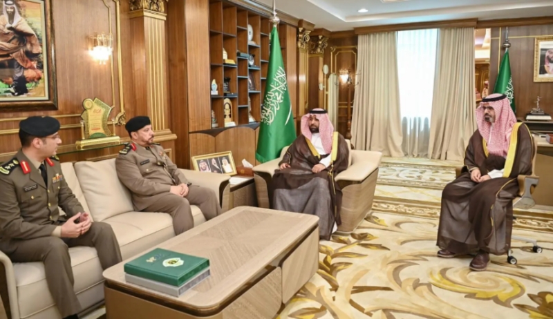 أمير جازان يستلم التقرير السنوي لإدارة المرور بمنطقته