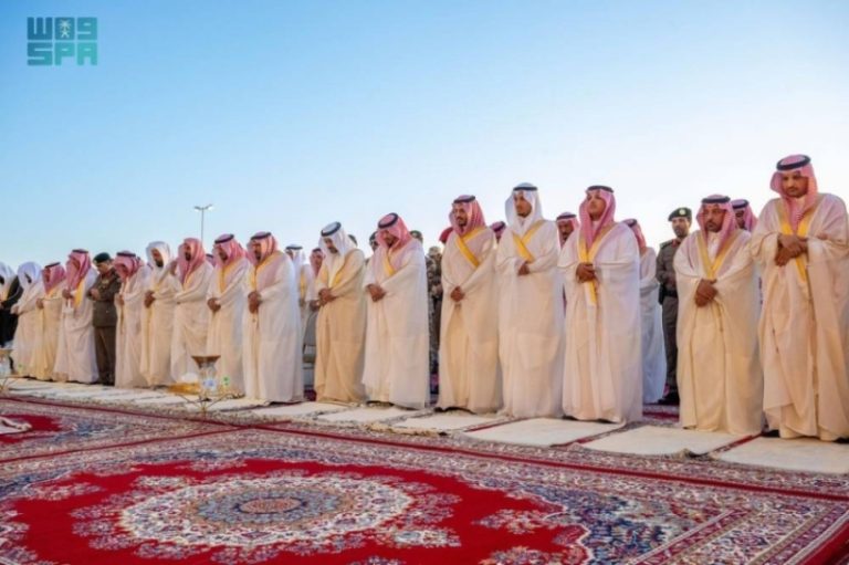 أمير منطقة القصيم ونائبه يشاركون في أداء صلاة عيد الأضحى