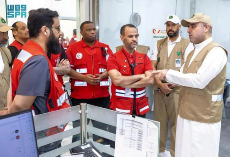 أمين العاصمة المقدسة يستعرض منظومة القيادة والتحكم وآليات الترحيل الطبي