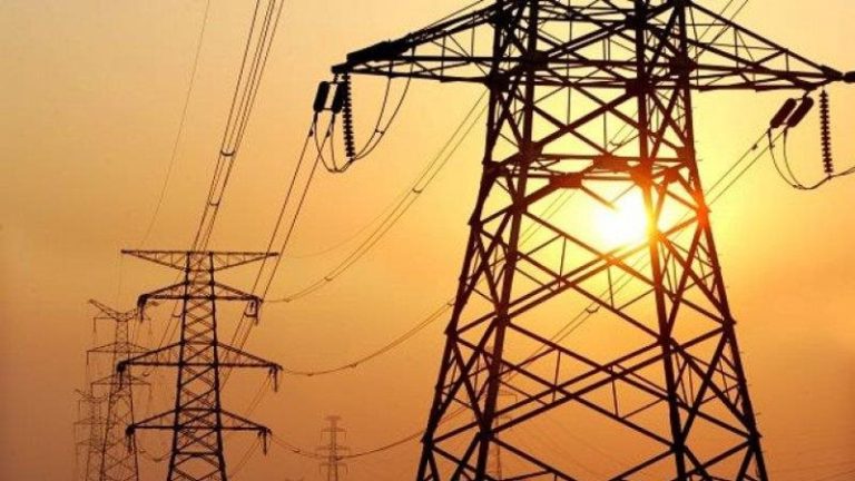 إجراءات جديدة ترشيد استهلاك الكهرباء لمواجهة حرارة الصيف
خفض الإنارة وإغلاق المحال ضمن خطوات الكهرباء لمواجهة الصيف
ترشيد الكهرباء.. إغلاق المحال وتقليل الإنارة في صيف 2025