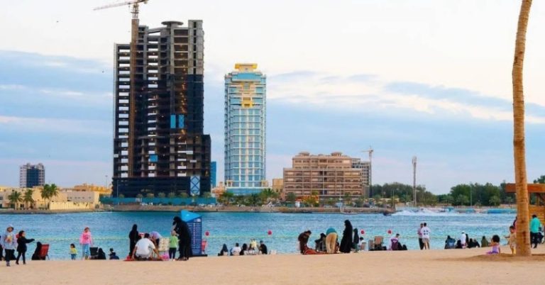 إقبال جماهيري على كورنيش المستقبل في جدة