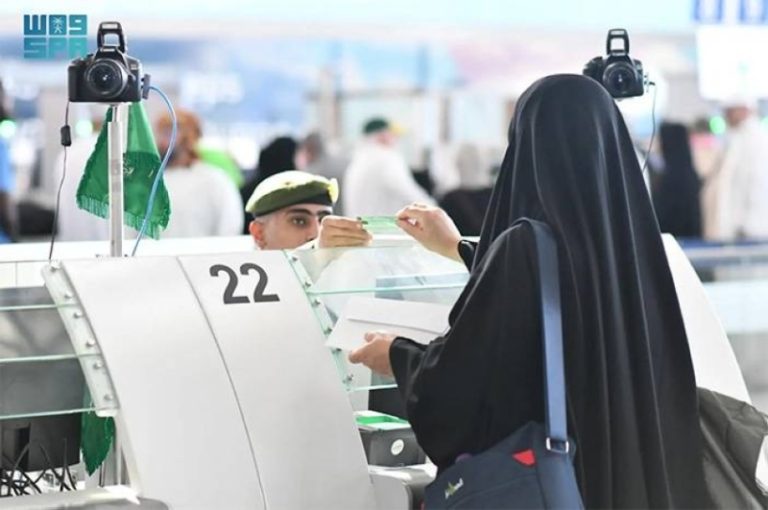 إنهاء إجراءات مغادرة أولى رحلات ضيوف الرحمن في مطار الأمير محمد بن عبدالعزيز بالمدينة المنورة