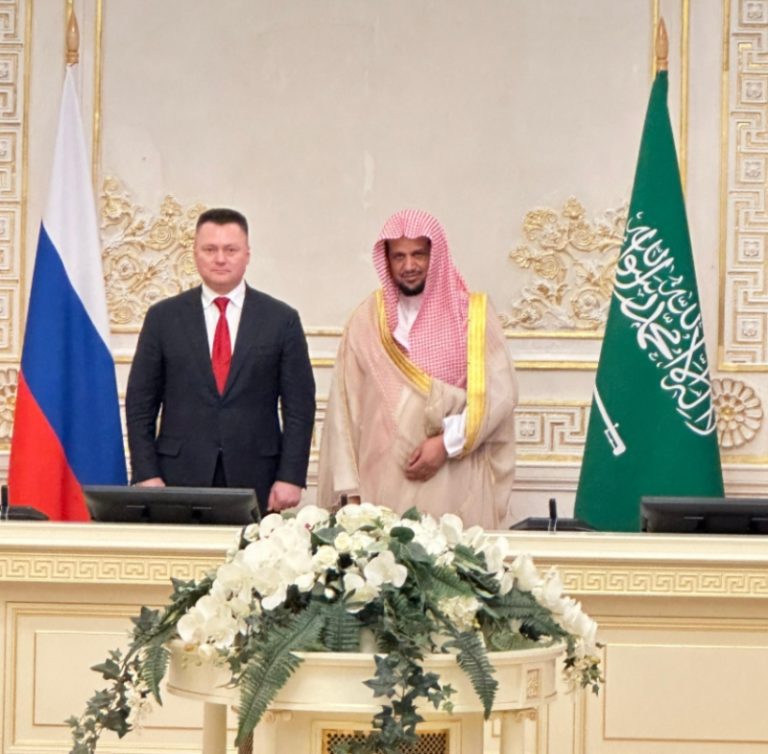 اجتماع النائب العام مع نظيره الروسي في سان بطرسبورغ لتعزيز التعاون العدلي