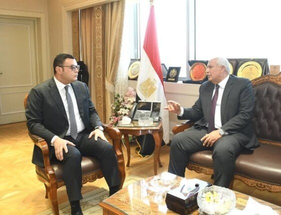 اجتماع وزير الإسكان ومحافظ الوادي الجديد لتعزيز التعاون في مجال المياه