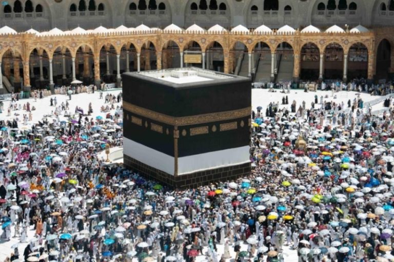 استباقاً لتفادي الزحام في طواف الوداع