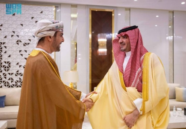 استقبال جديد وزير الداخلية يستقبل السفير العماني المعين حديثاً
