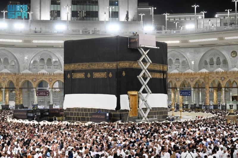 استكمال استبدال كسوة الكعبة من قبل الهيئة العامة للعناية بشؤون الحرمين