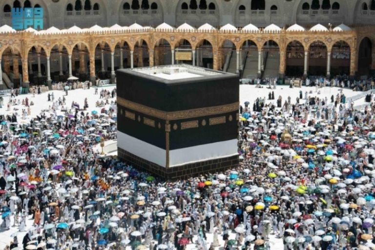 الحجاج المتعجلون يؤدون طواف الوداع بسهولة وهدوء