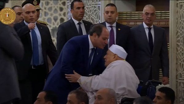 الرئيس السيسي يباشر بقبلة احترام للدكتور أحمد عمر هاشم في صلاة عيد الأضحى