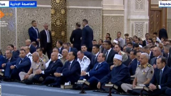 الرئيس السيسي يستمع لخطبة عيد الأضحى بمسجد مصر في العاصمة الإدارية