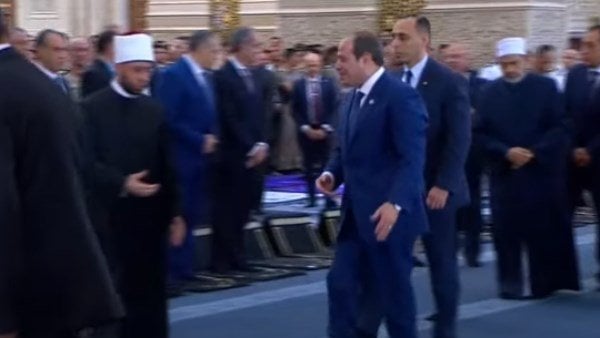 الرئيس السيسي يغادر مسجد مصر بعد صلاة عيد الأضحى