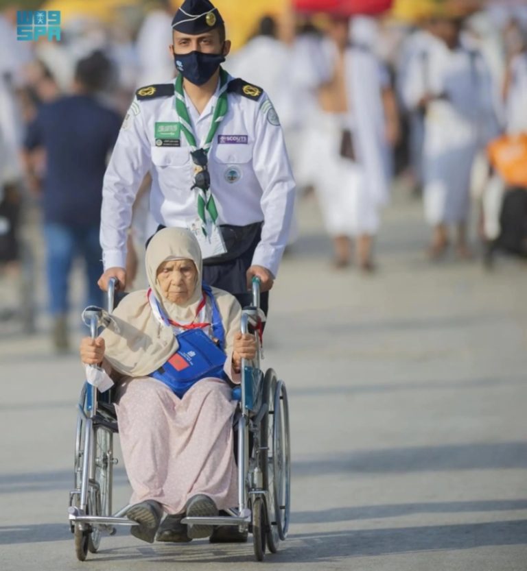القيادات الكشفية في الحج تقدم خدمات مميزة للحجاج بحماس واعتزاز