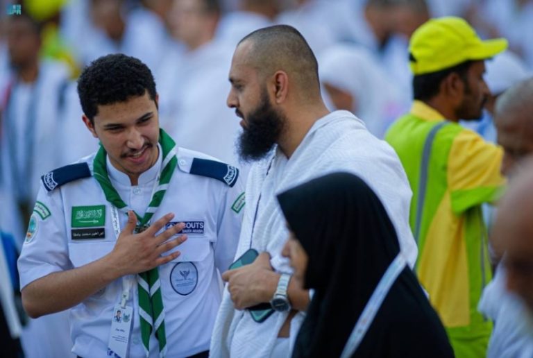 الكشافة يواصلون مساعدة الحجاج التائهين في مشعر منى